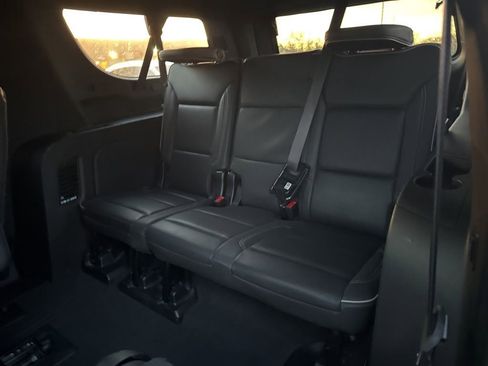 Used 2023 Chevrolet Suburban Premier image 12