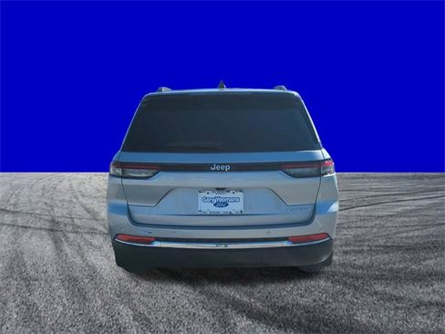 Used 2025 Jeep Grand Cherokee Laredo X image 5