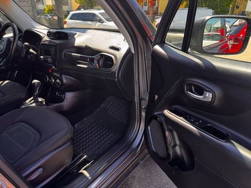 Used 2017 Jeep Renegade Altitude FWD image 29
