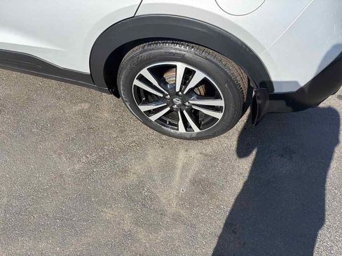 Used 2019 Nissan Kicks FWD image 34
