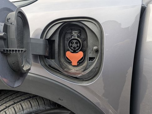 Used 2023 Chevrolet Bolt EUV LT w/ Convenience Package image 35