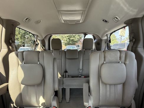 Used 2016 Chrysler Town & Country Touring w/ Driver Convenience Group image 26