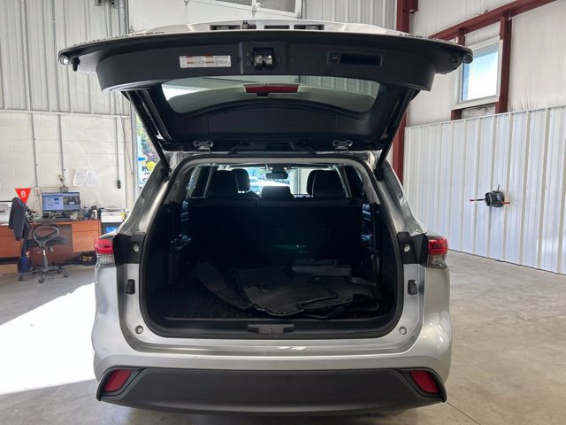 Used 2022 Toyota Highlander XLE AWD/4WD image 12