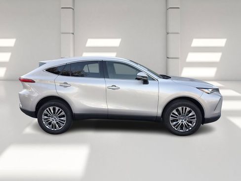 Used 2022 Toyota Venza LE image 3