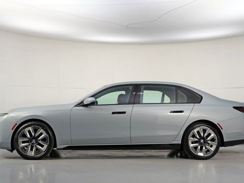 Used 2024 BMW 740i w/ Premium Package 2 RWD image 9