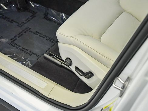 Used 2025 Volvo XC60 T8 Plus w/ Protection Package Premier image 21