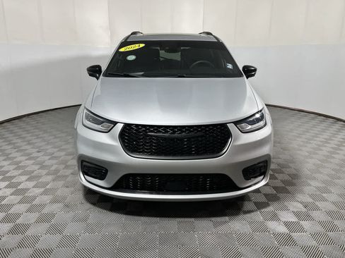Used 2024 Chrysler Pacifica Premium FWD image 3
