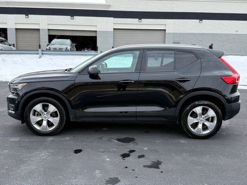 Used 2022 Volvo XC40 T5 Momentum image 5