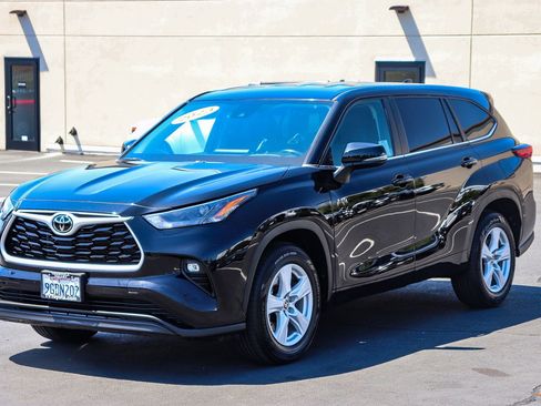 Used 2023 Toyota Highlander LE FWD image 3