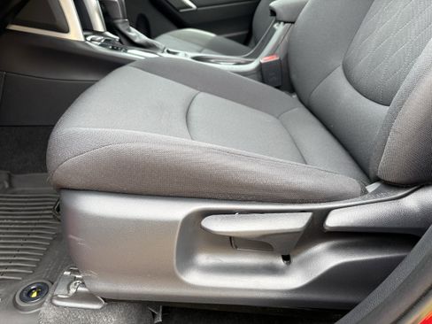 Used 2022 Toyota Corolla Cross LE AWD/4WD image 28