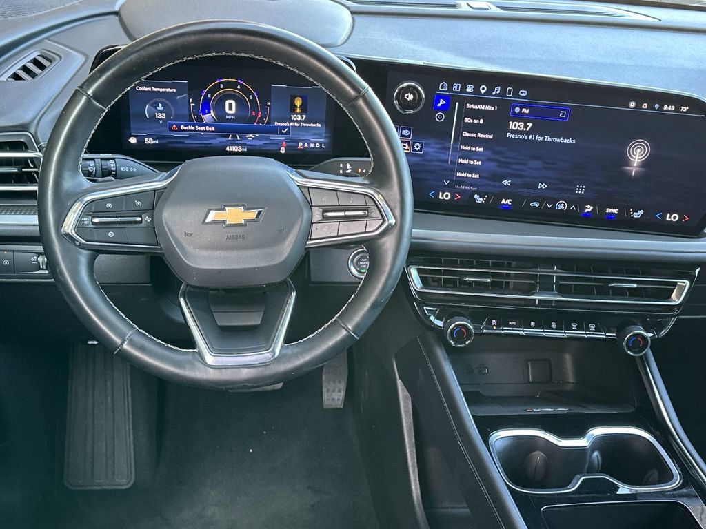 Used 2025 Chevrolet Traverse LT FWD image 16