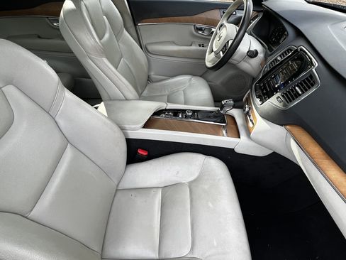 Used 2021 Volvo XC90 T6 Momentum image 45