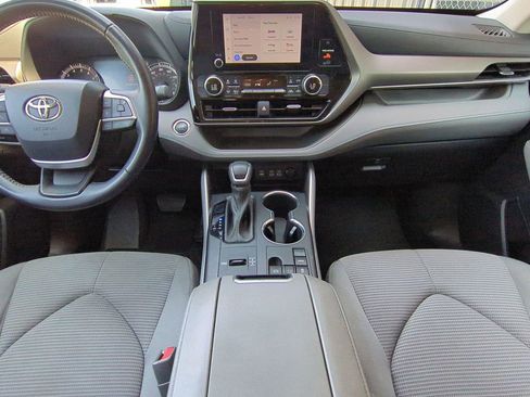 Used 2023 Toyota Highlander LE image 23