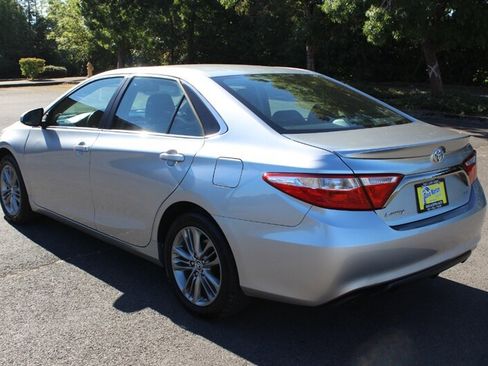 Used 2015 Toyota Camry SE w/ Moonroof Package FWD image 3