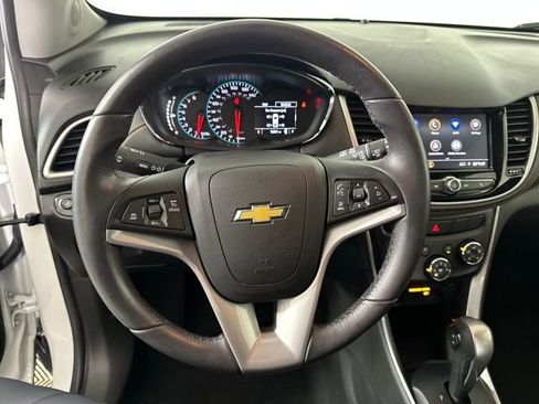 Used 2022 Chevrolet Trax LT w/ LT Convenience Package image 14
