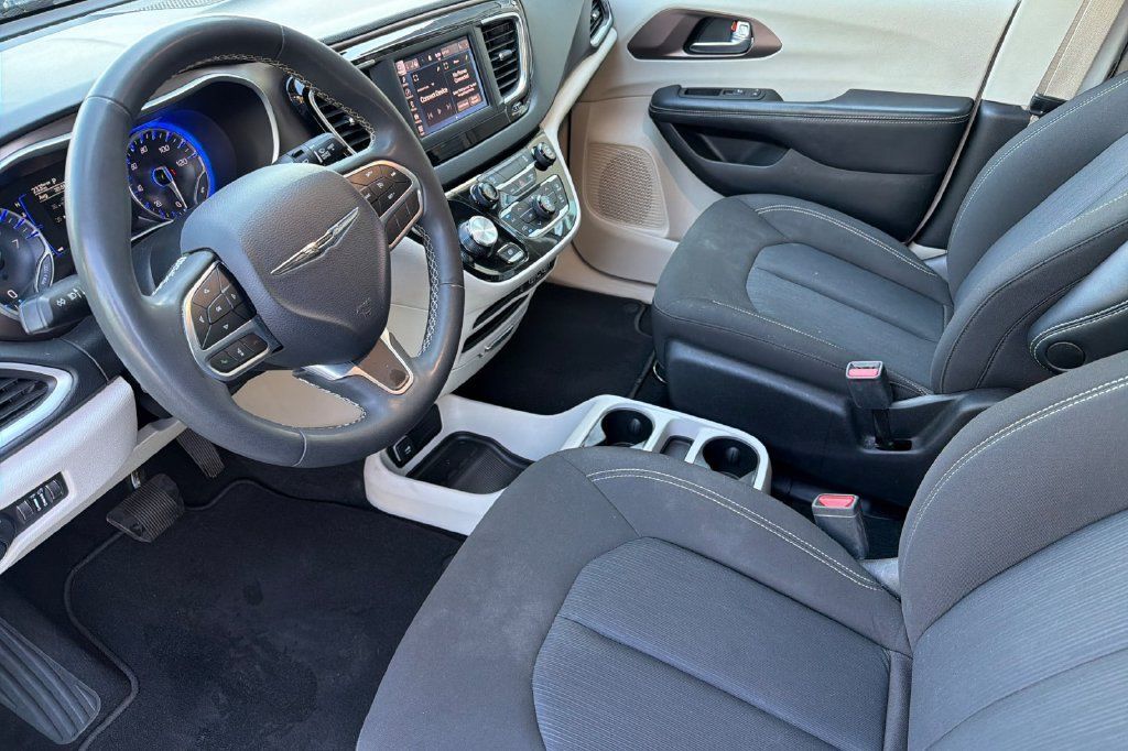 Used 2023 Chrysler Voyager LX FWD image 7