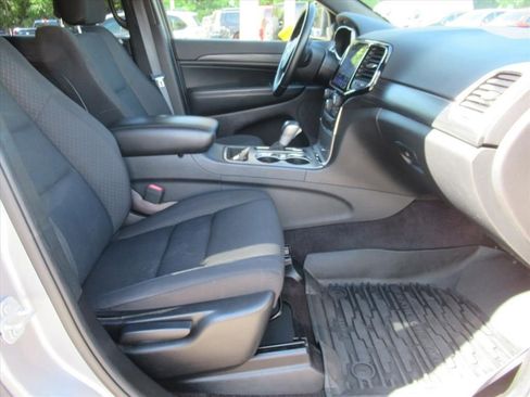 Used 2019 Jeep Grand Cherokee Laredo w/ Security & Convenience Group AWD/4WD image 10