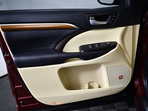 Used 2017 Toyota Highlander Limited image 16