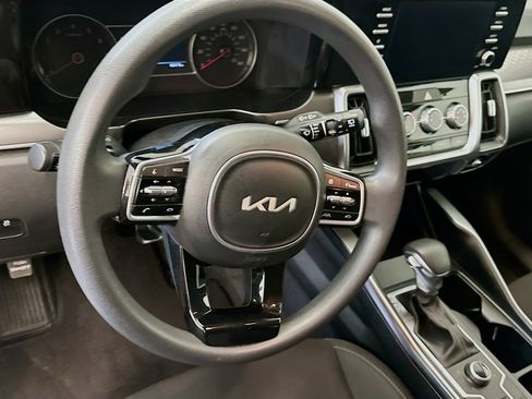 Used 2023 Kia Sorento LX image 18