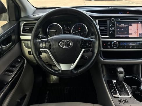 Used 2019 Toyota Highlander XLE AWD/4WD image 15