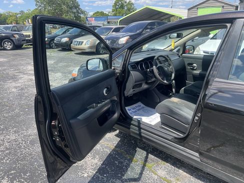 Used 2011 Nissan Versa 1.8 S image 9