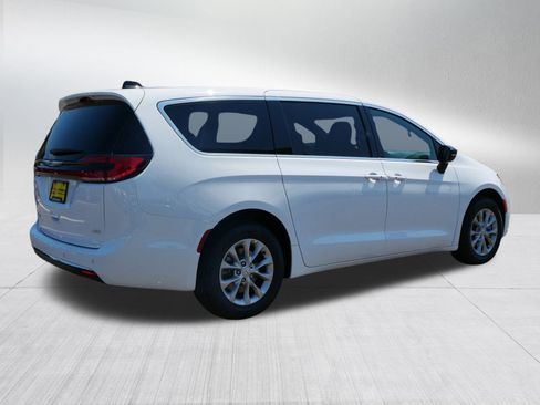 New 2026 Chrysler Pacifica Select image 7