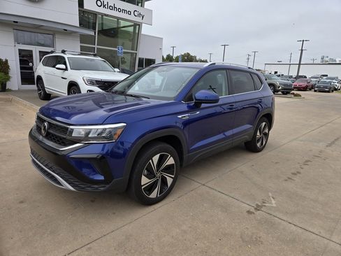 Used 2024 Volkswagen Taos SE image 2