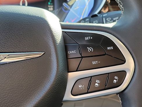 Used 2023 Chrysler Pacifica Limited FWD image 11