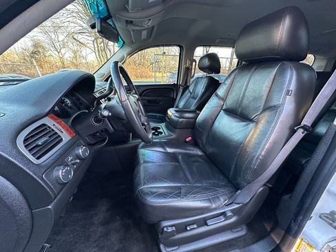 Used 2011 GMC Yukon XL SLT image 17