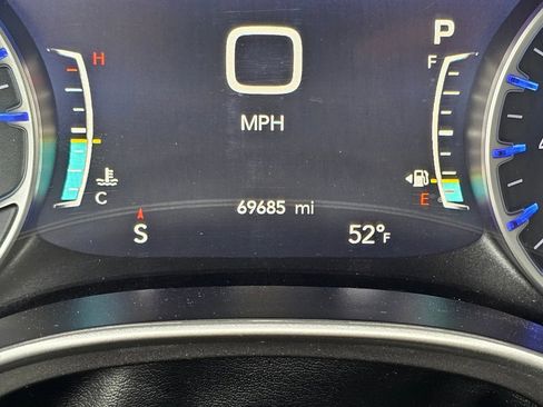 Used 2023 Chrysler Pacifica Touring-L FWD image 5