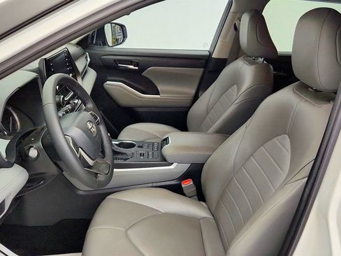 Used 2022 Toyota Highlander XLE AWD/4WD image 19