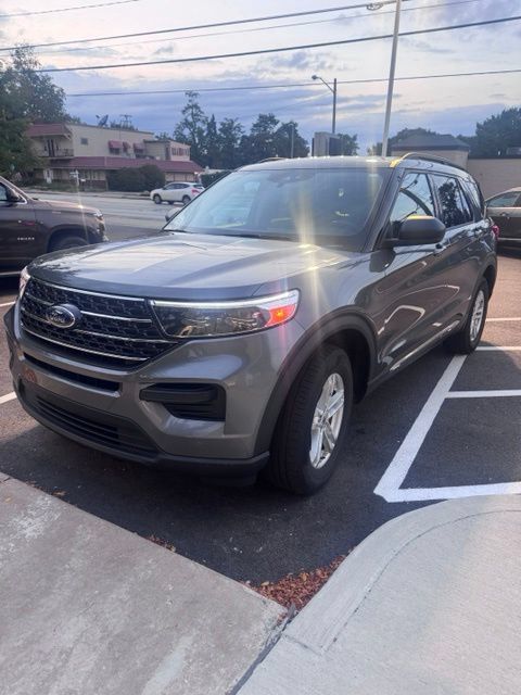 Used 2021 Ford Explorer XLT AWD/4WD image 2