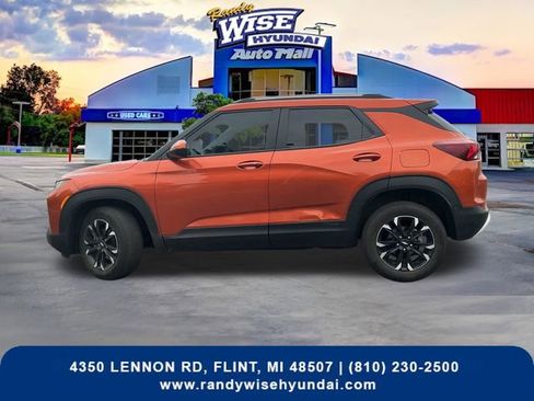 Used 2023 Chevrolet TrailBlazer LT w/ Convenience Package AWD/4WD image 3