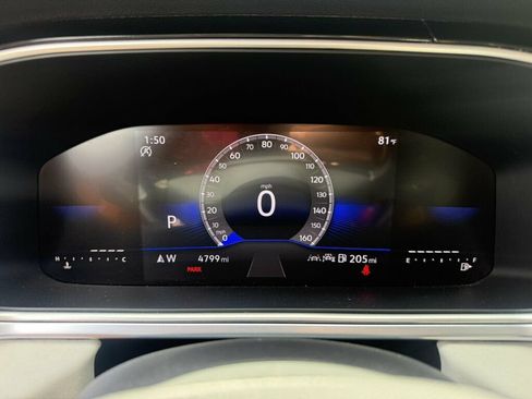 Used 2025 Volkswagen Taos SE FWD image 4