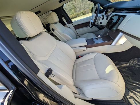 Certified 2025 Land Rover Range Rover SE image 31