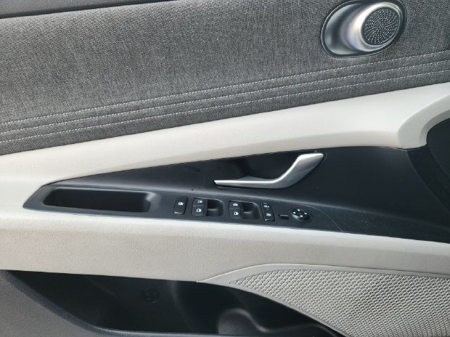 Used 2025 Hyundai Elantra Limited FWD image 21