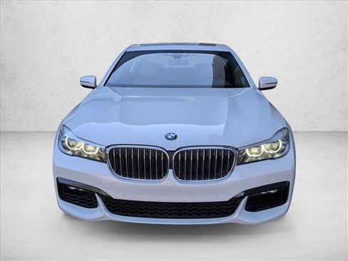 Used 2019 BMW 740i image 2