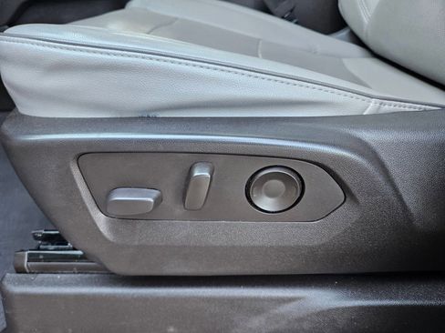 Used 2022 GMC Yukon XL SLT w/ SLT Premium Package image 22