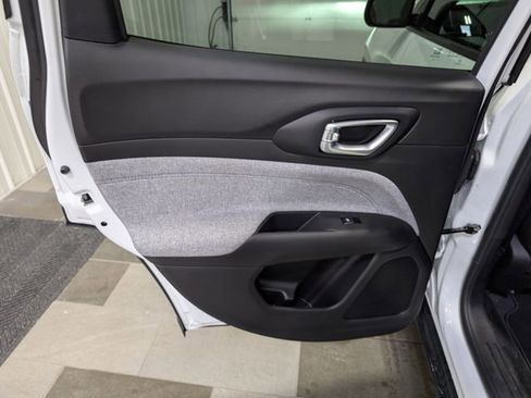 Used 2025 Jeep Compass Latitude AWD/4WD image 8