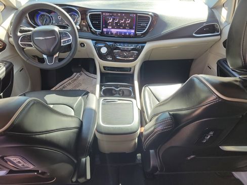Used 2024 Chrysler Pacifica Limited w/ Uconnect Theater Family Group image 12