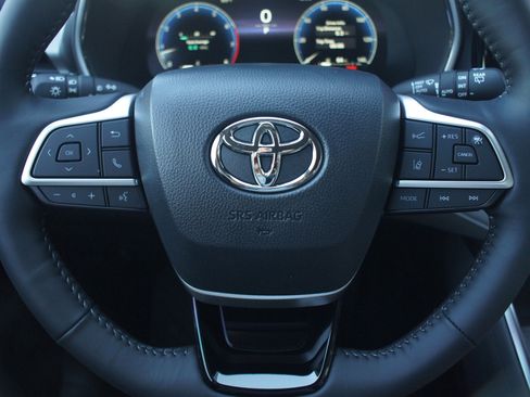 New 2026 Toyota Highlander Platinum image 8