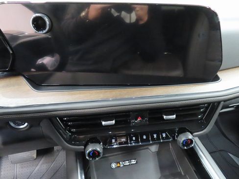 Used 2025 Chevrolet Tahoe High Country image 14