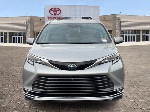 Certified 2022 Toyota Sienna Platinum image 5