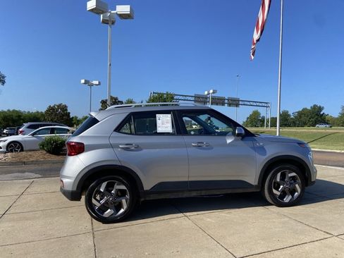 Used 2025 Hyundai Venue SEL FWD image 12