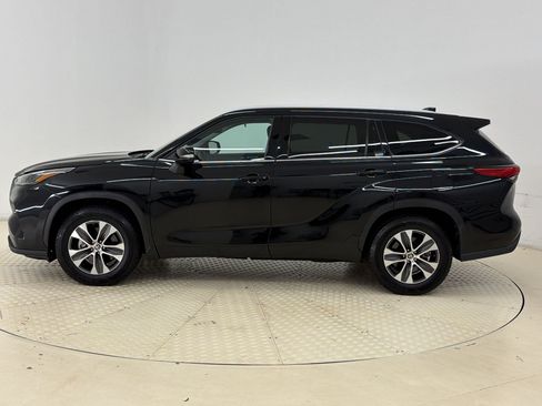 Used 2022 Toyota Highlander XLE FWD image 2