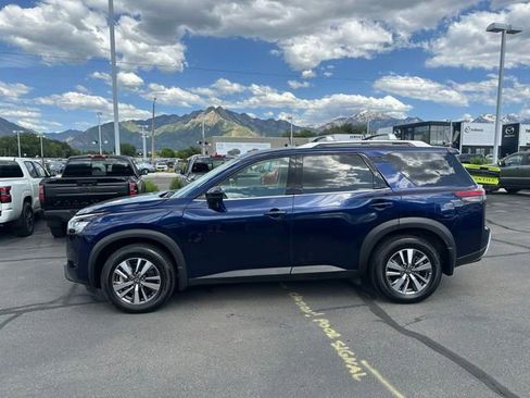 Used 2023 Nissan Pathfinder SL AWD/4WD image 7
