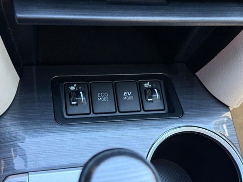 Used 2014 Toyota Camry XLE w/ Leather Package image 25