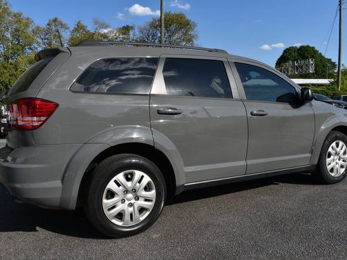 Used 2020 Dodge Journey SE FWD image 2