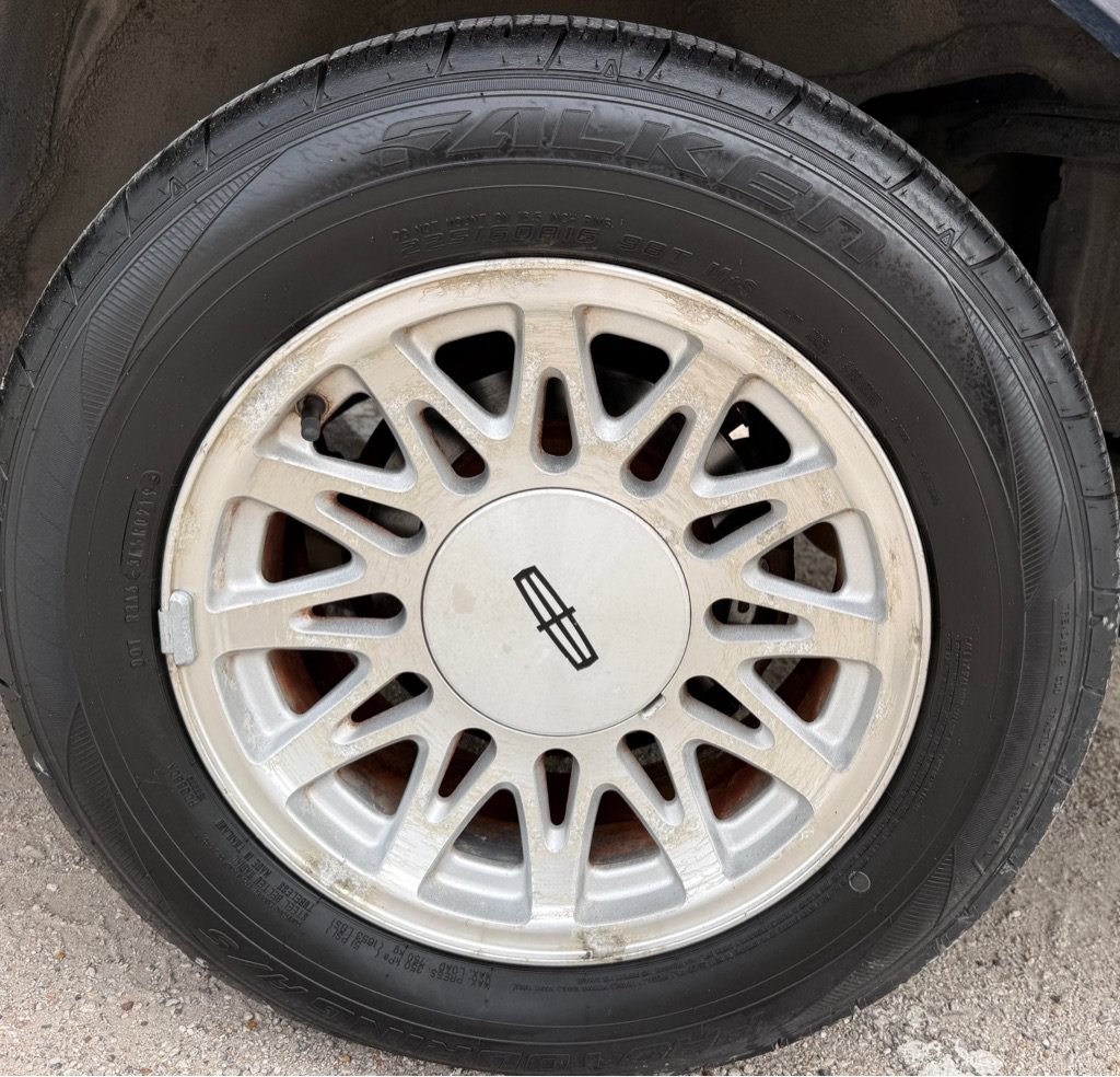 Used 1999 Lincoln Town Car Signature RWD image 17