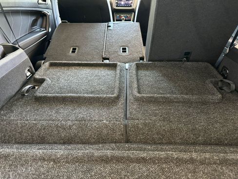Used 2023 Volkswagen Tiguan SE w/ Panoramic Sunroof Package FWD image 15